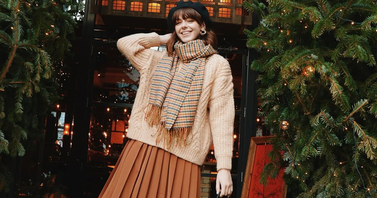 Sành điệu hơn khi phối áo len với chân váy xếp ly, váy da và quần jeans