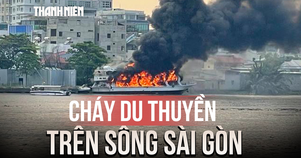 Cháy tàu du lịch trên sông Sài Gòn, khói đen bốc cao ngùn ngụt