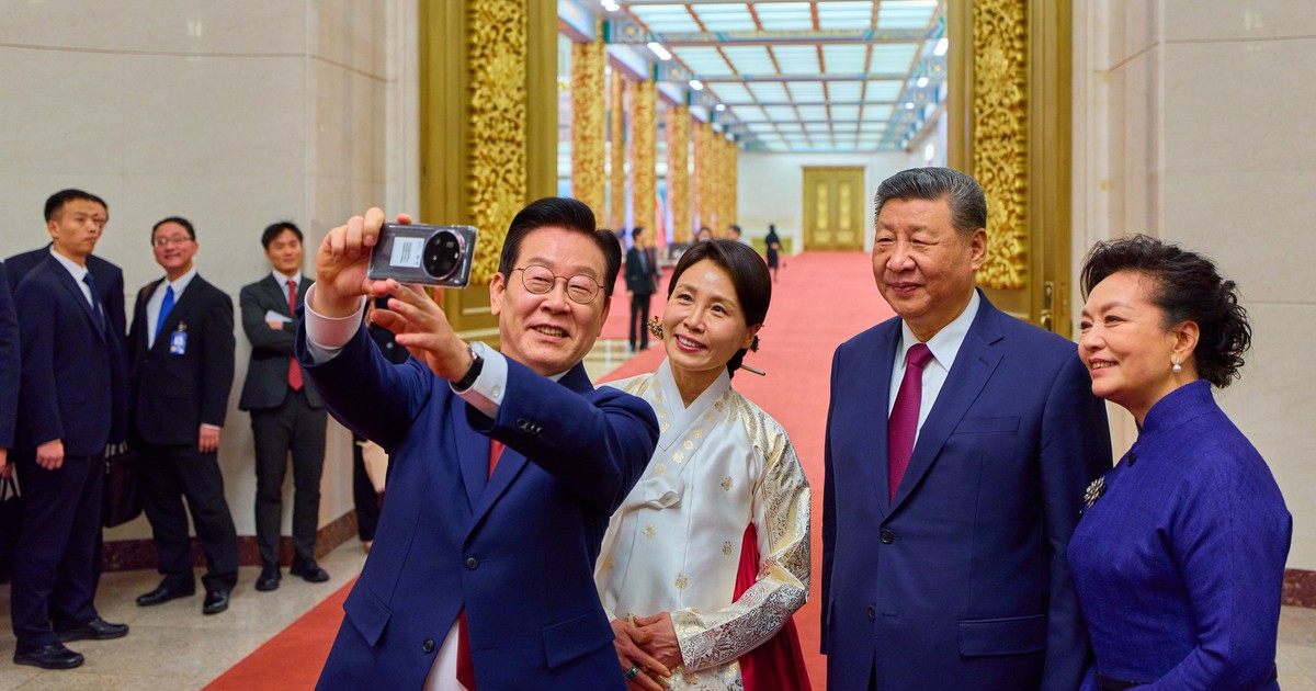 Tổng thống H&agrave;n Quốc chụp ảnh selfie bằng Xiaomi, tặng qu&agrave; qu&yacute; cho Chủ tịch Trung Quốc