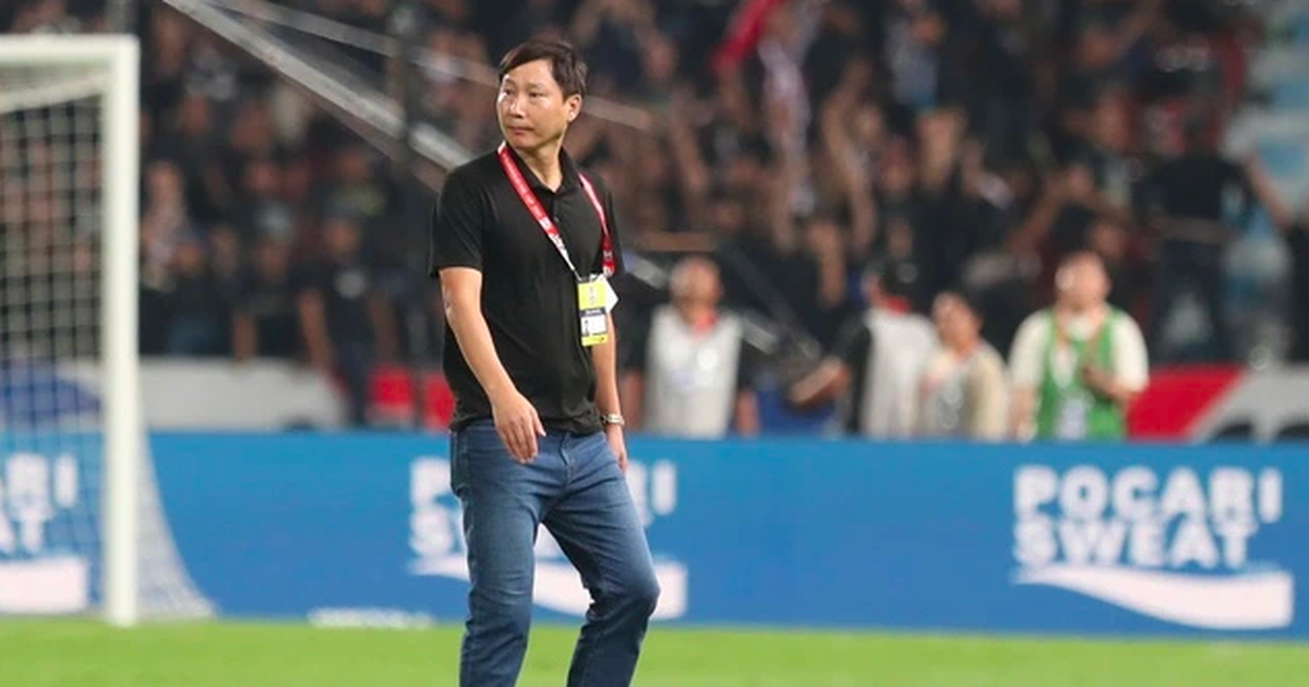 Thầy Kim tiết lộ thú vị về quả táo của Đình Bắc, chiếc áo may mắn và muốn thắng U.23 Kyrgyzstan