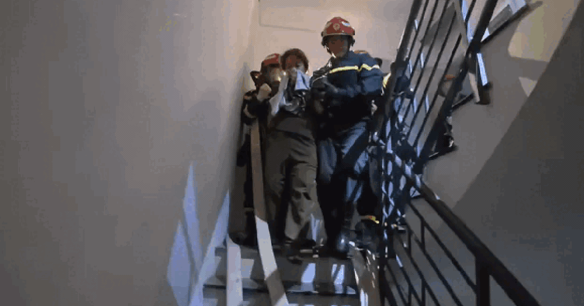 Công an TP.HCM giải cứu 2 người mắc kẹt trong vụ cháy tòa nhà spa, massage