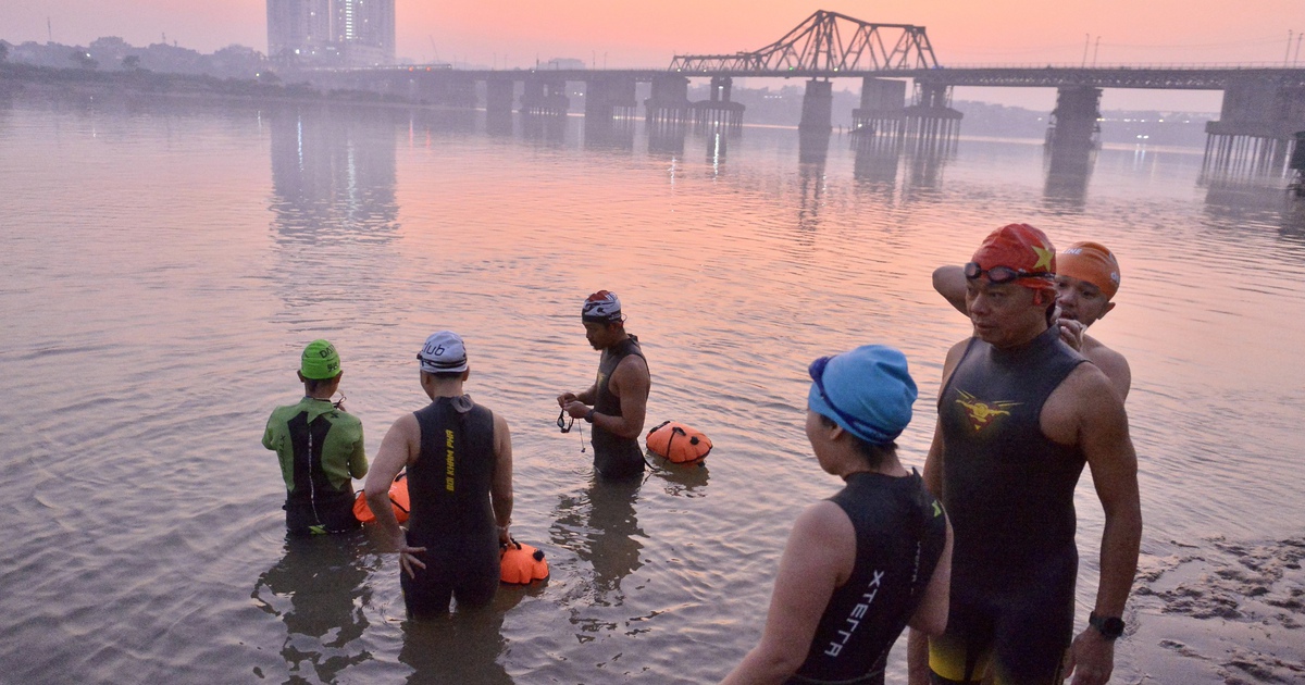 Những 'dị nhân' bơi sông Hồng dưới giá rét 8 độ C