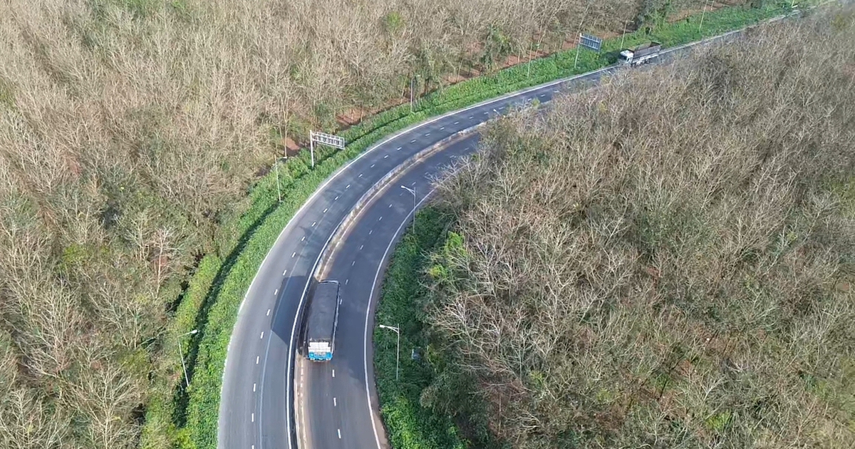 Ảnh flycam: Cao tốc Phan Thiết - Dầu Giây băng qua rừng cao su đẹp... lạnh lùng