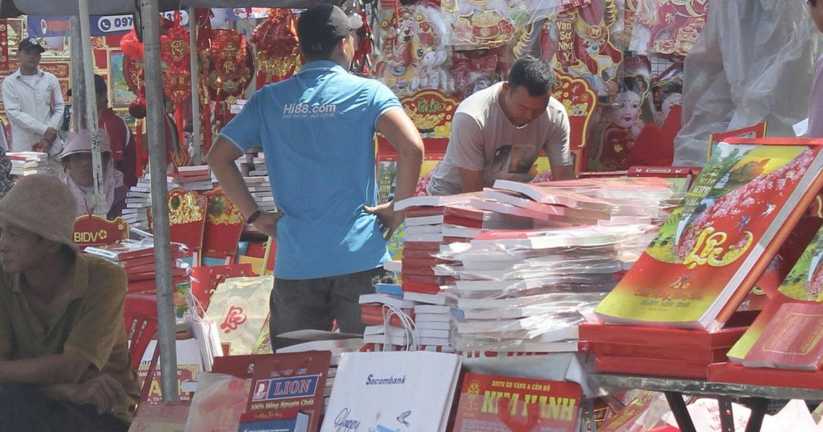 Tết chưa tới mà phố đã rộn ràng: Người trẻ rục rịch sắm sửa từ sớm