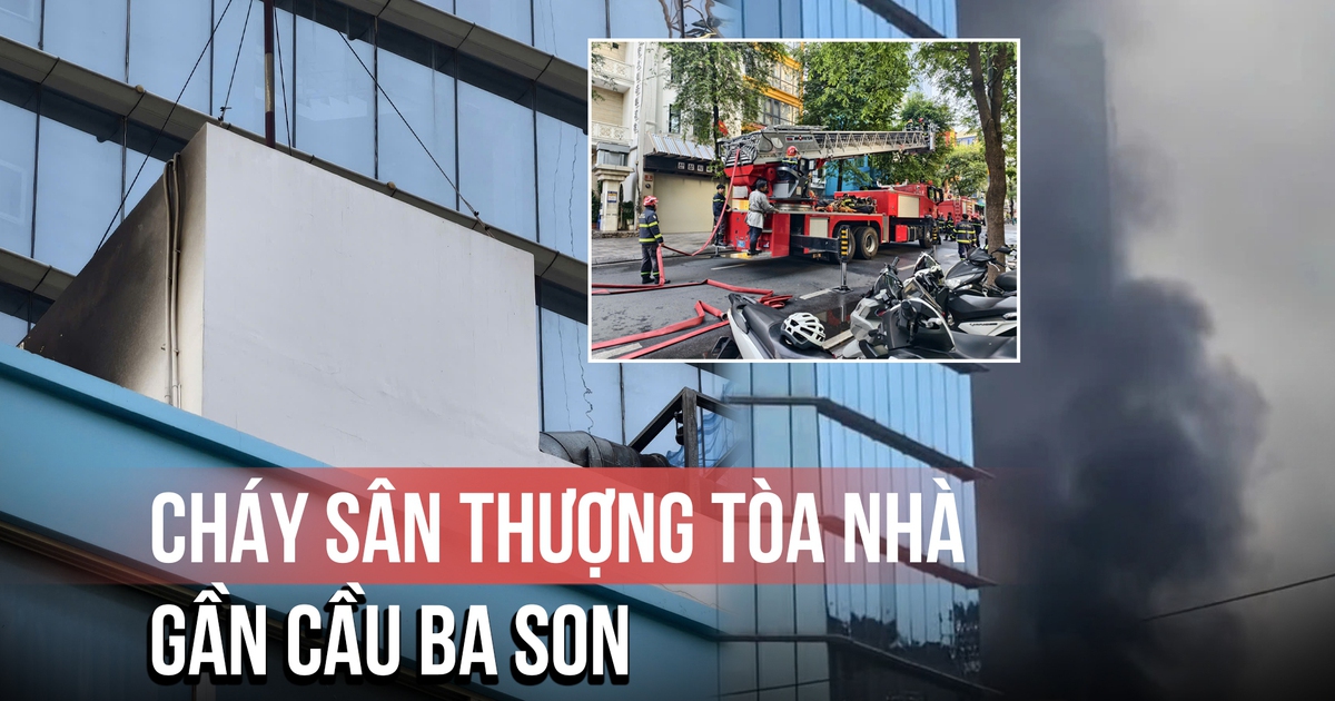 Khói đen kịt bốc cao từ đám cháy gần cầu Ba Son