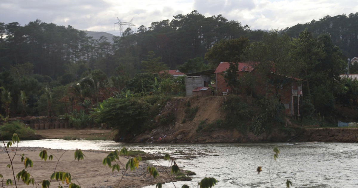 Sạt lở bờ sông Pô Kô uy hiếp khu dân cư và trường học