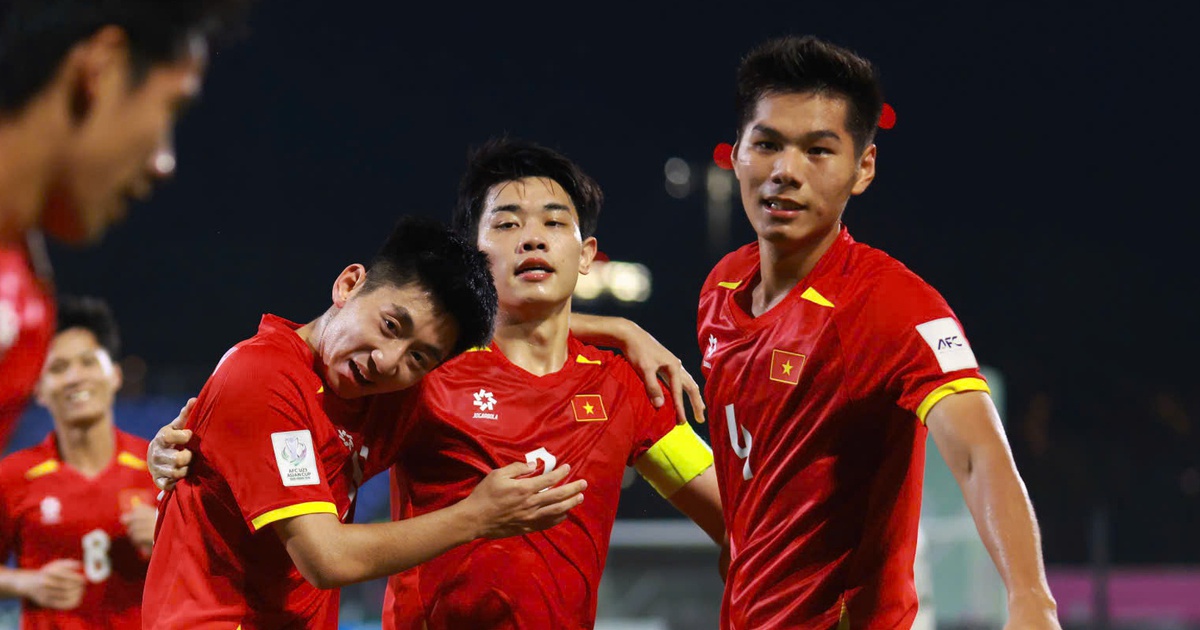 HLV Kim tiết lộ lý do không xếp Đình Bắc đá chính, ‘Văn Thuận luôn vào sân từ ghế dự bị vì…’