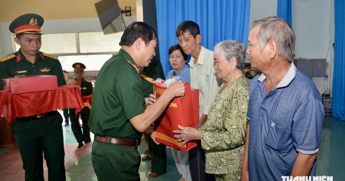 Đại tướng Nguyễn Tân Cương trao tặng 6 tỉ đồng xây nhà cho các hộ nghèo