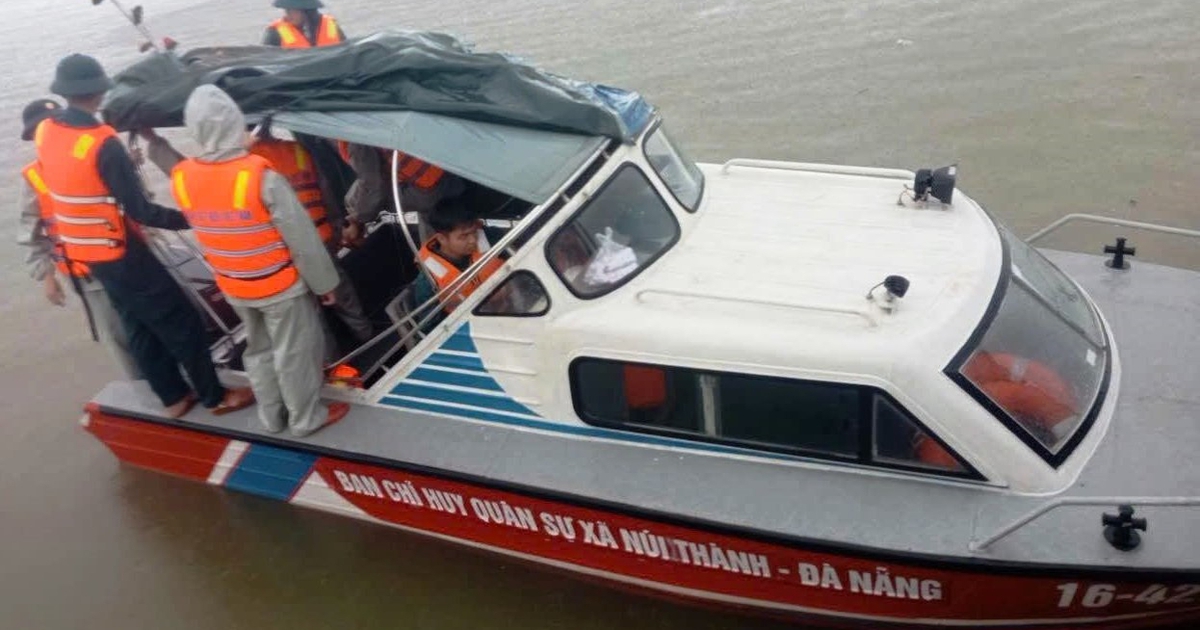 Xuyên đêm tìm người mất tích sau khi bị sét đánh trên sông Trường Giang