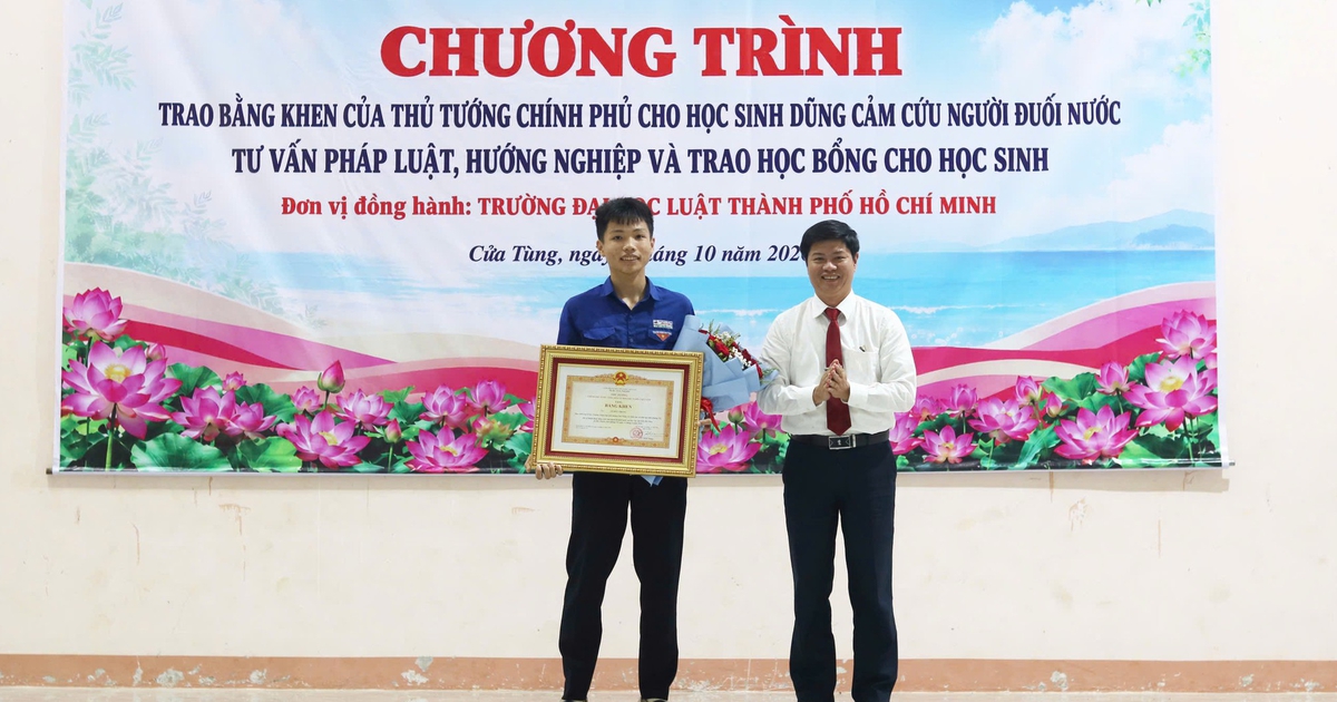 Cứu em nhỏ bị sóng cuốn, nam sinh Quảng Trị được Thủ tướng tặng bằng khen