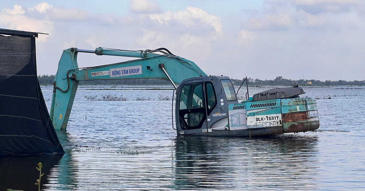 Xe cơ giới thi công đường nghìn tỉ ở Huế bị "bỏ quên" trên cánh đồng nước