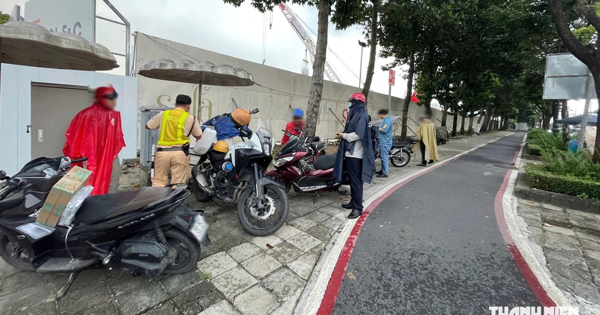 Làn xe máy đông, làn riêng xe đạp trống: Xe máy chạy vào có bị CSGT phạt?