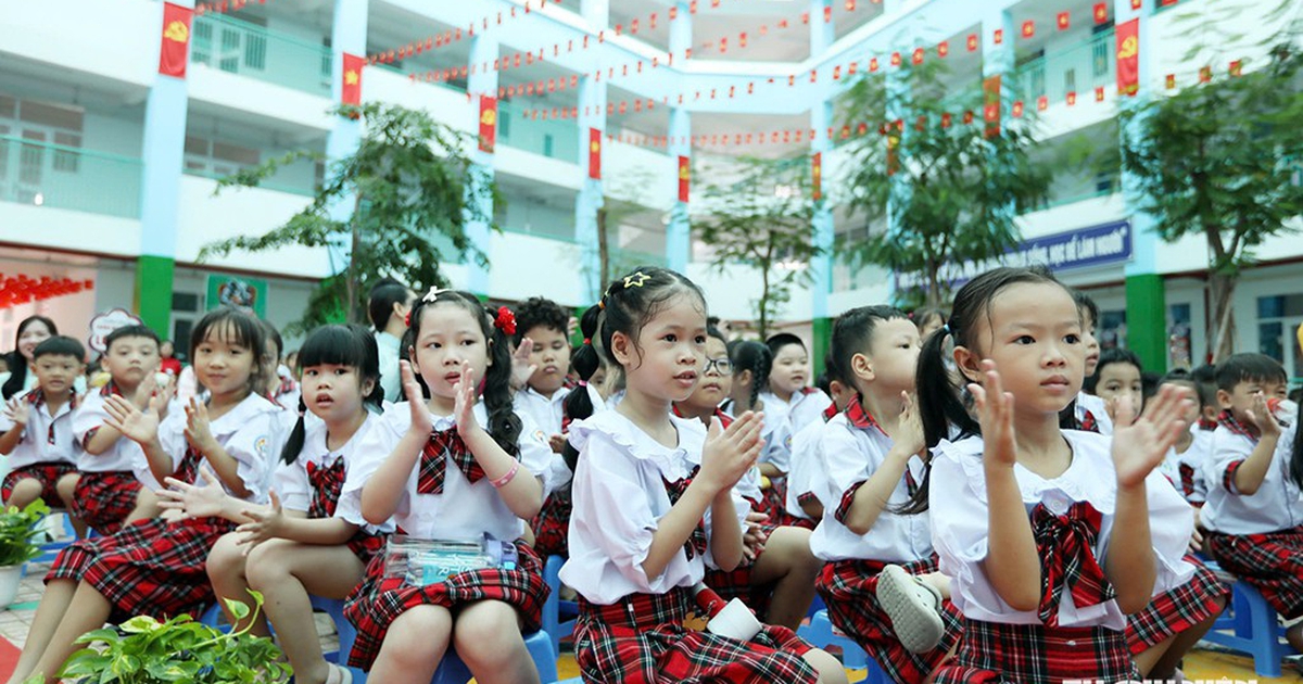 Dạy tiếng Anh bắt buộc từ lớp 1: Nặng đọc viết sẽ khiến trẻ &aacute;p lực