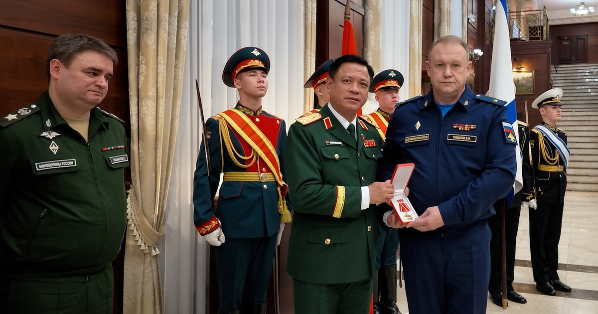 Việt Nam tặng huân chương cho 2 học viện quân sự của Nga