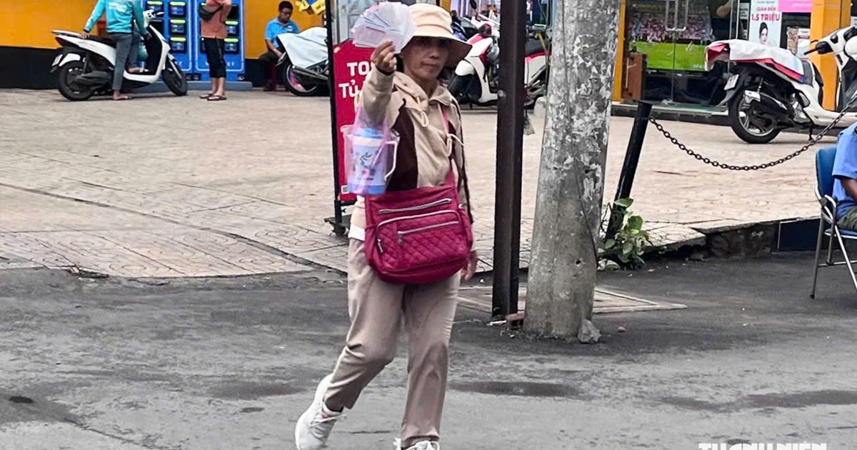 Có người nghèo bán vé số dạo thành "con nợ": Rủi ro dồn về phía yếu thế
