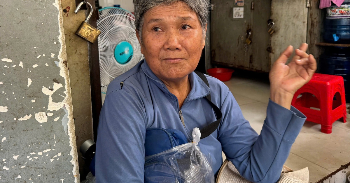 Người nghèo bán vé số dạo ở TP.HCM thành "con nợ" trong tình cảnh quá bi đát