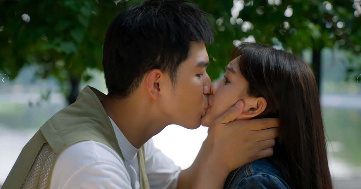 Cặp đôi mới 'khóa môi' trên phim giờ vàng gây chú ý