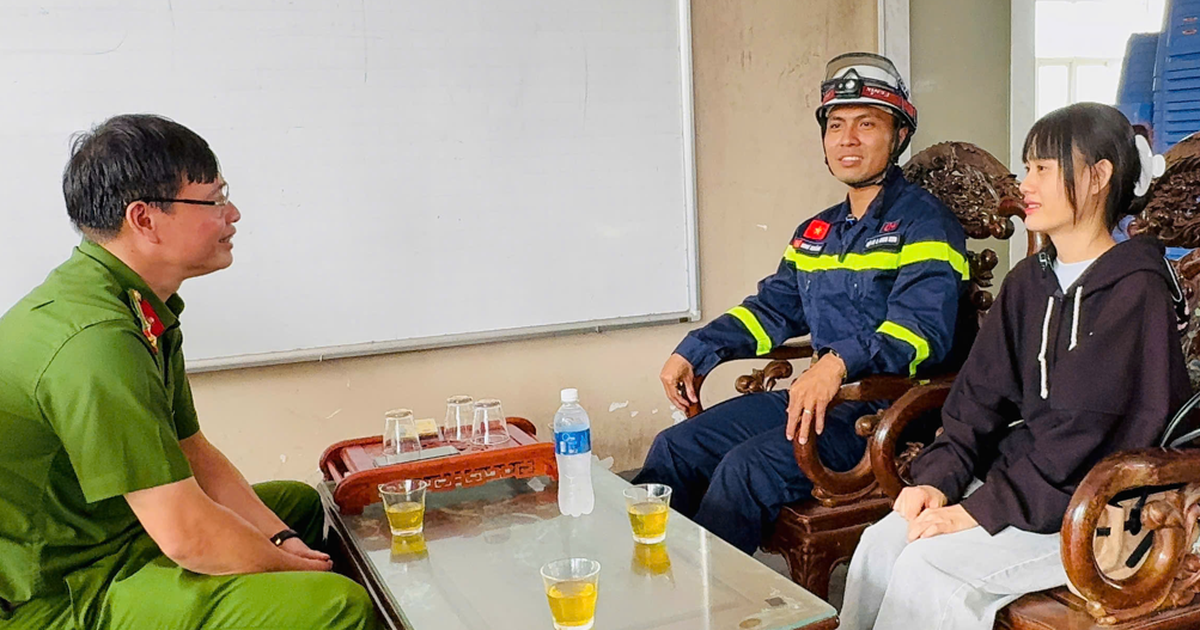Cảm phục người lính cứu hỏa xông vào biển lửa cứu người