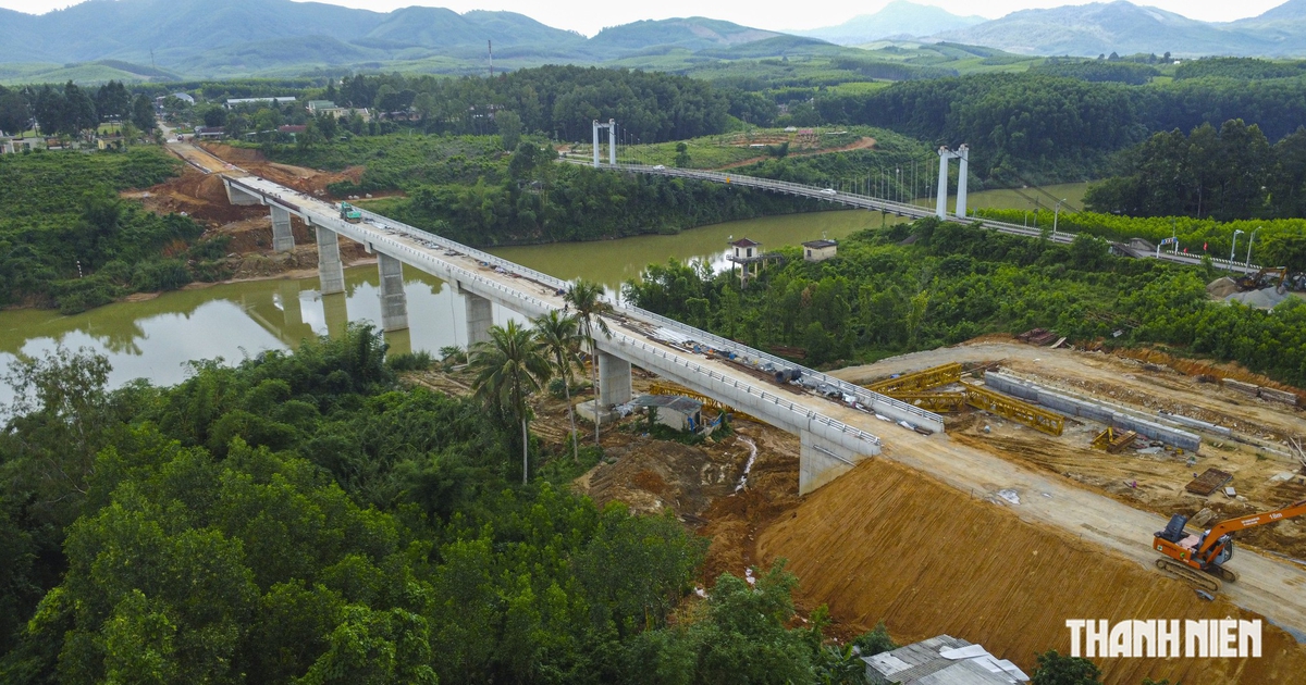Cầu Bình Thành mới thay cầu treo xuống cấp ở Huế: "Vài tháng mà thấy gần xong rồi"