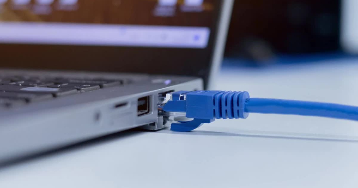 Đã cắm dây mạng Ethernet, có cần tắt Wi-Fi trên máy tính?