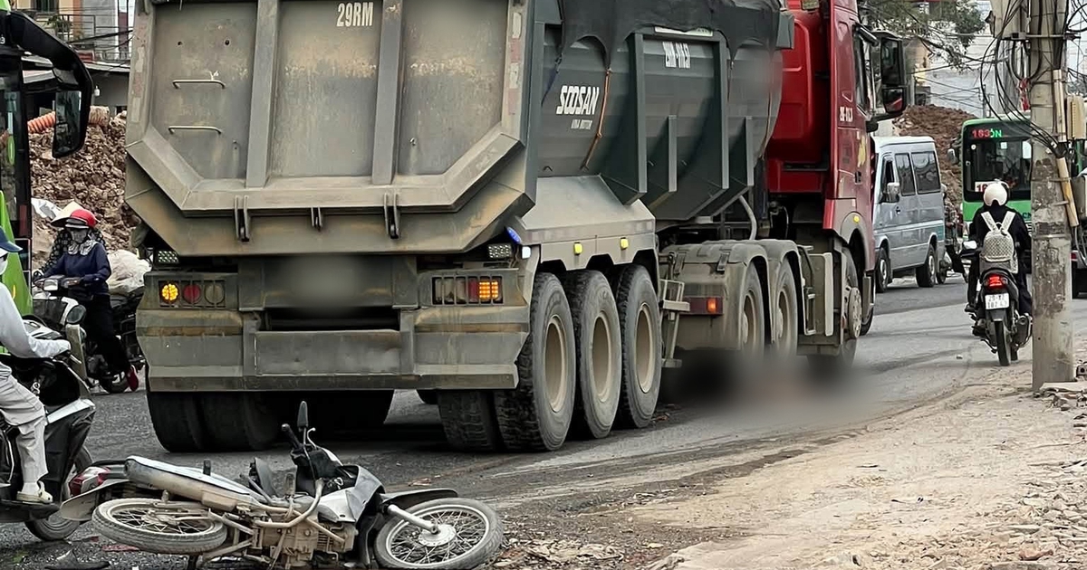 Ngã ra đường vì lao vào "ổ gà", nam thanh niên bị xe ben cán tử vong