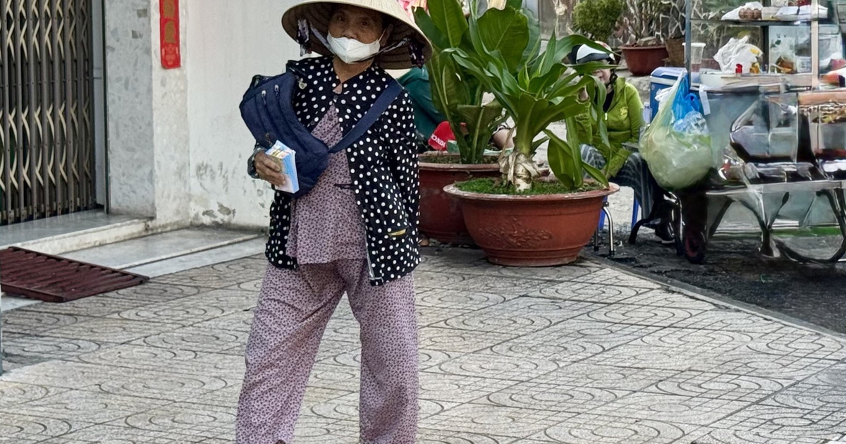 Vòng xoáy đường cùng sinh kế, người bán vé số dạo gánh bao nhiêu rủi ro?