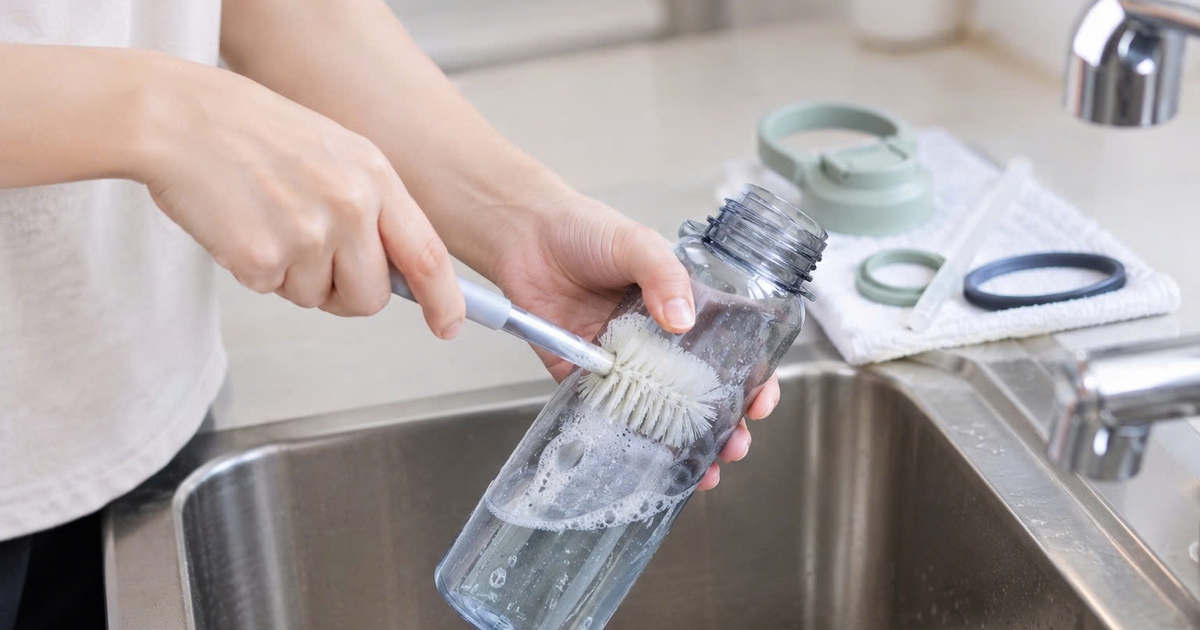 Bình nước cá nhân bao lâu chưa rửa? Đừng bỏ quên những chỗ này
