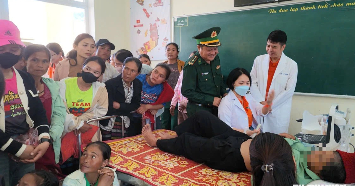 'Theo dấu ch&acirc;n b&aacute;c sĩ' đến kh&aacute;m bệnh v&agrave; tặng qu&agrave; ở bi&ecirc;n giới Việt Nam - L&agrave;o