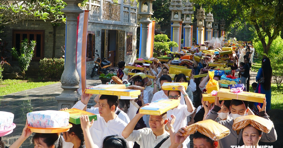 Lễ d&acirc;ng y Kathina: Khoảng 1.000 phật tử nhiễu Phật 3 v&ograve;ng tại ch&ugrave;a Bửu Long