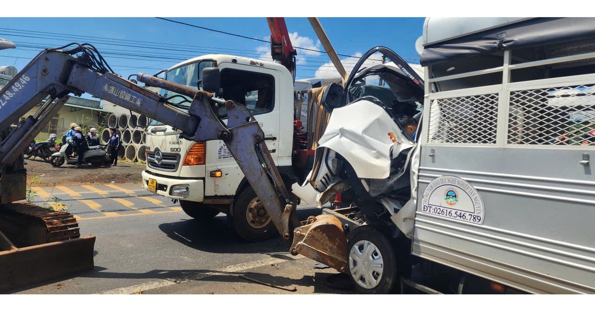 Xe tải tập lái va chạm xe đầu kéo, 1 học viên tử vong