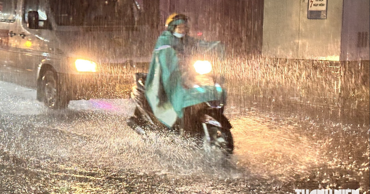 Kh&ocirc;ng kh&iacute; lạnh gặp nhiễu động gi&oacute; đ&ocirc;ng, tr&uacute;t mưa lớn xuống miền Trung
