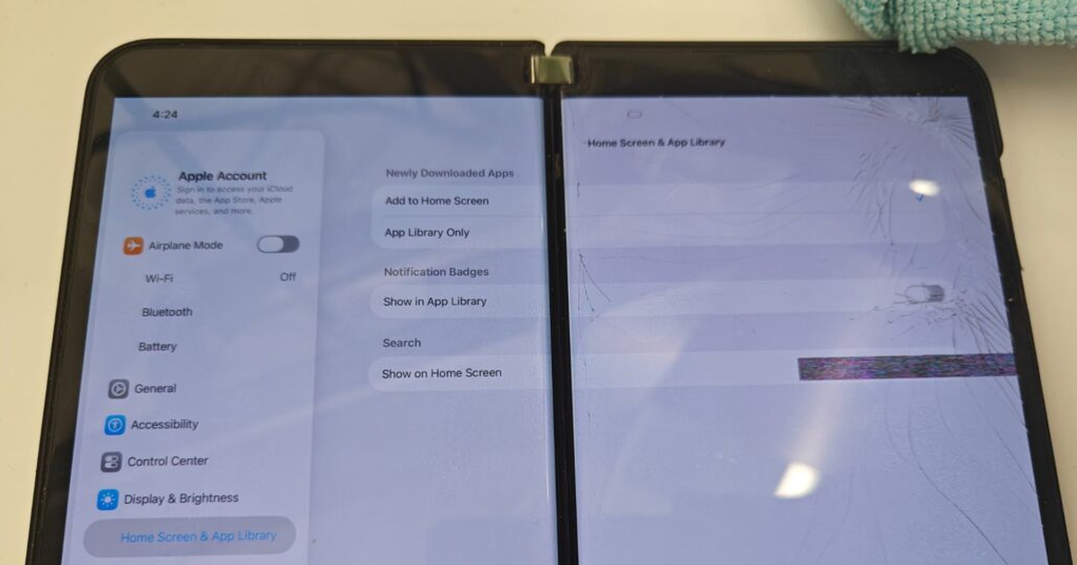 Bất ngờ chạy iOS 26, Surface Duo 2 bỗng nhiên thành "iPhone Duo"
