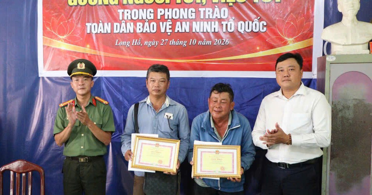 Khen thưởng 2 người trả lại ba lô có nhiều tài sản cho người đánh rơi