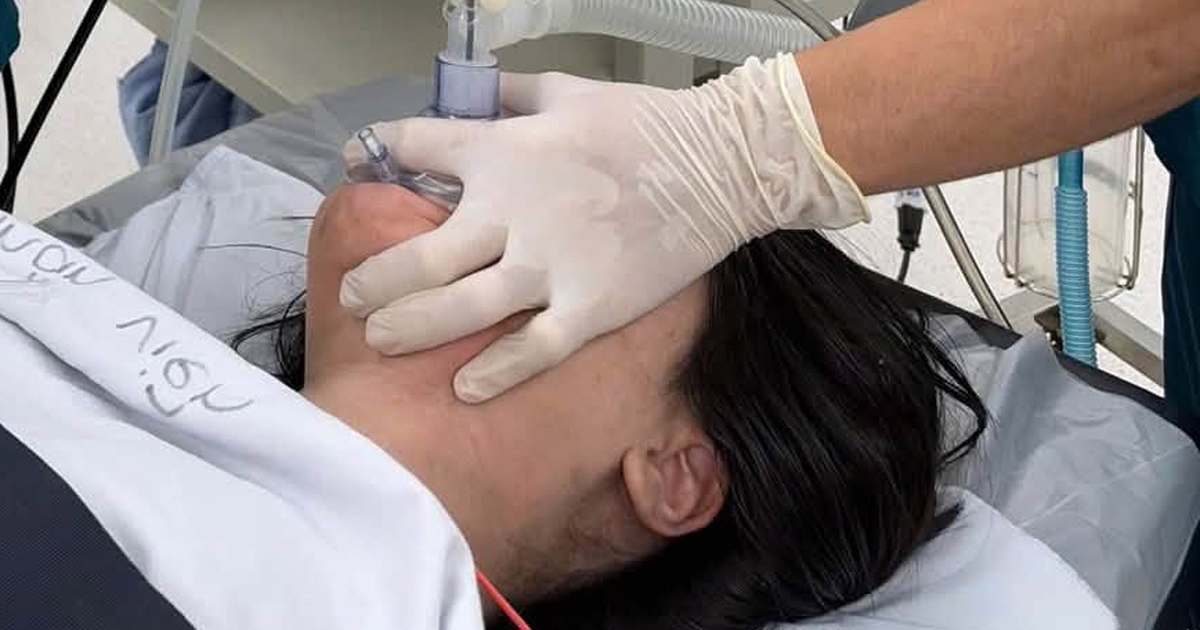B&eacute; g&aacute;i 14 tuổi bỏng đường h&ocirc; hấp nặng v&igrave; đ&egrave;n pin đang sạc bốc ch&aacute;y