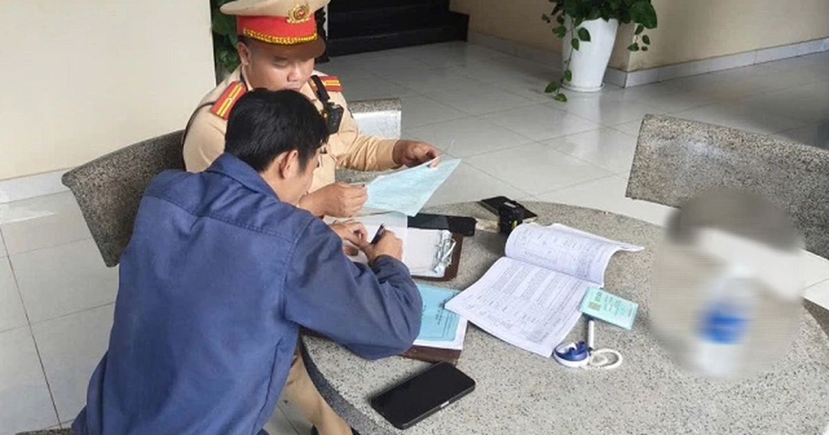 &Ocirc; t&ocirc; đỗ tr&ecirc;n vỉa h&egrave; TP.HCM bị CSGT phạt nguội do người d&acirc;n ghi h&igrave;nh cung cấp