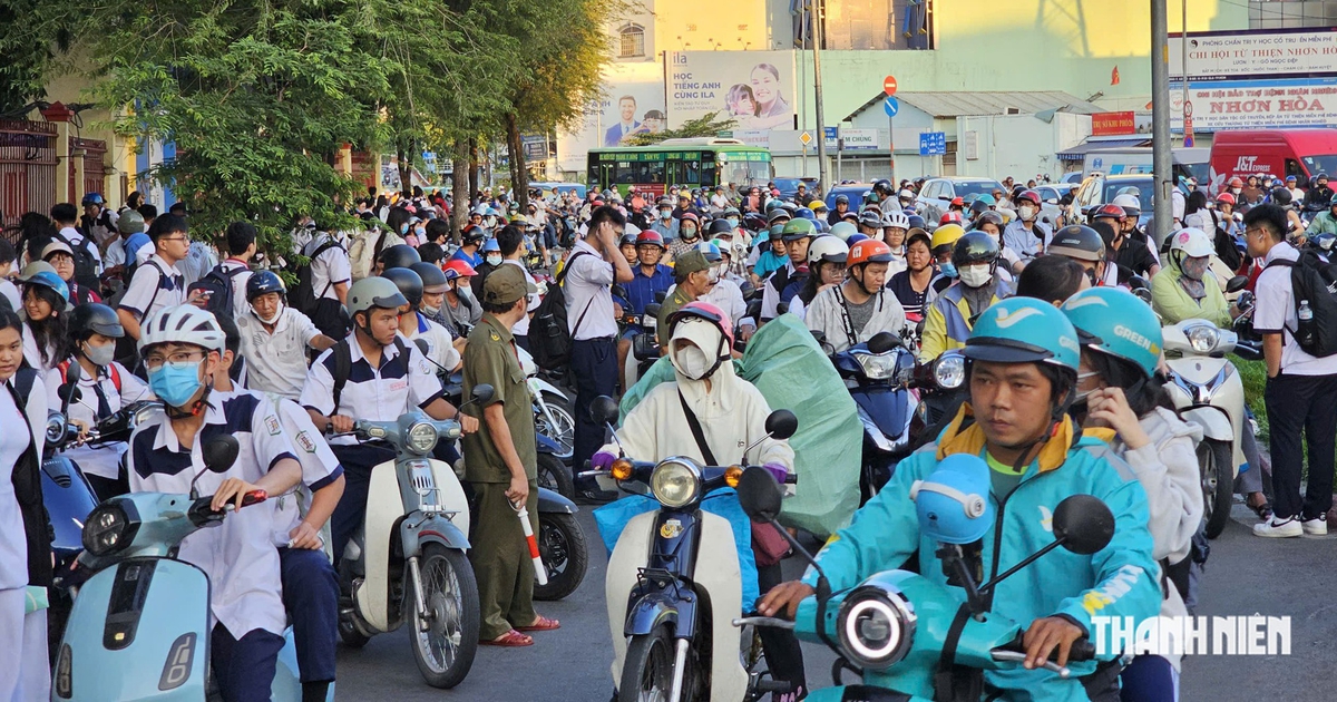 Vì sao cổng trường ở TP.HCM vẫn kẹt cứng dù có lực lượng phân luồng?