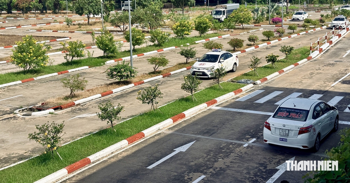 Học lái ô tô: Chạy thử sa hình, đường trường ảo trước khi lên xe thật