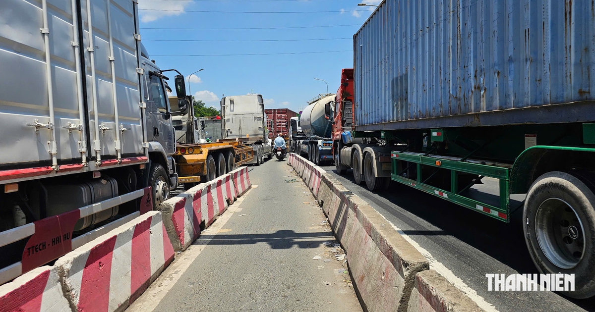 TP.HCM tách làn xe container với xe máy, ô tô con trên đường Võ Chí Công