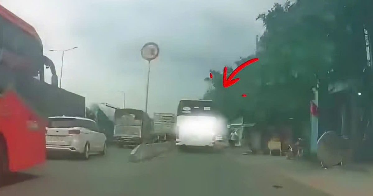 CSGT phạt xe khách chạy vào làn xe máy trên quốc lộ 51, dân khen "tuyệt vời"