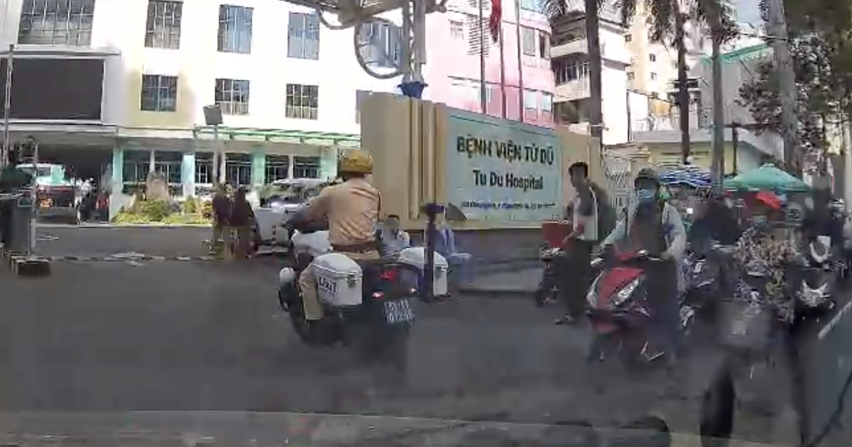CSGT TP.HCM mở đường đưa sản phụ đi sinh, bé gái chào đời trên ô tô