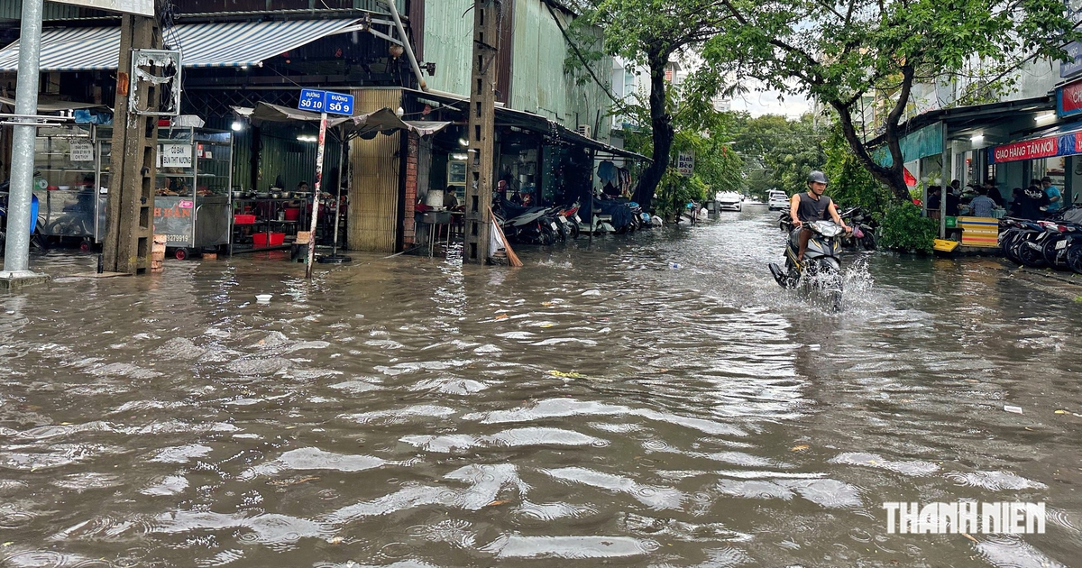 Mưa lớn ở TP.HCM chiều 31.10: Quốc lộ 50 ngập s&acirc;u, khu d&acirc;n cư B&igrave;nh Hưng m&ecirc;nh m&ocirc;ng nước