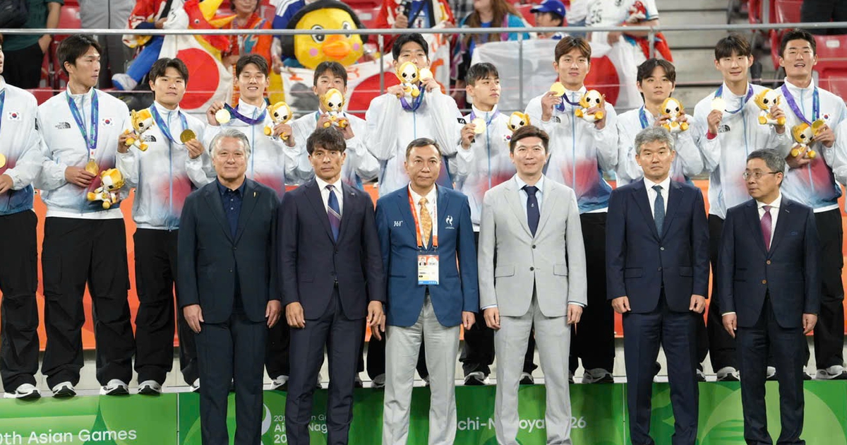Chủ tịch VFF Trần Quốc Tuấn trao HCV cho U.23 Hàn Quốc tại chung kết ASIAD 2026