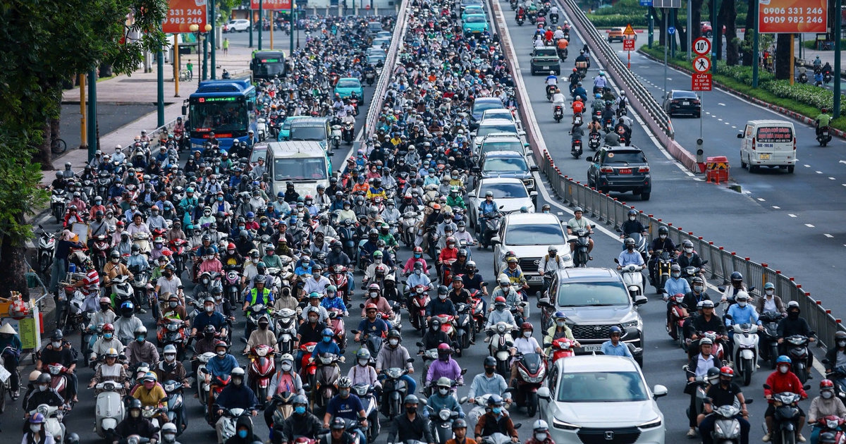 Ùn tắc trước cổng trường ở TP.HCM: Giao lộ gần trường cũng "ngộp thở"