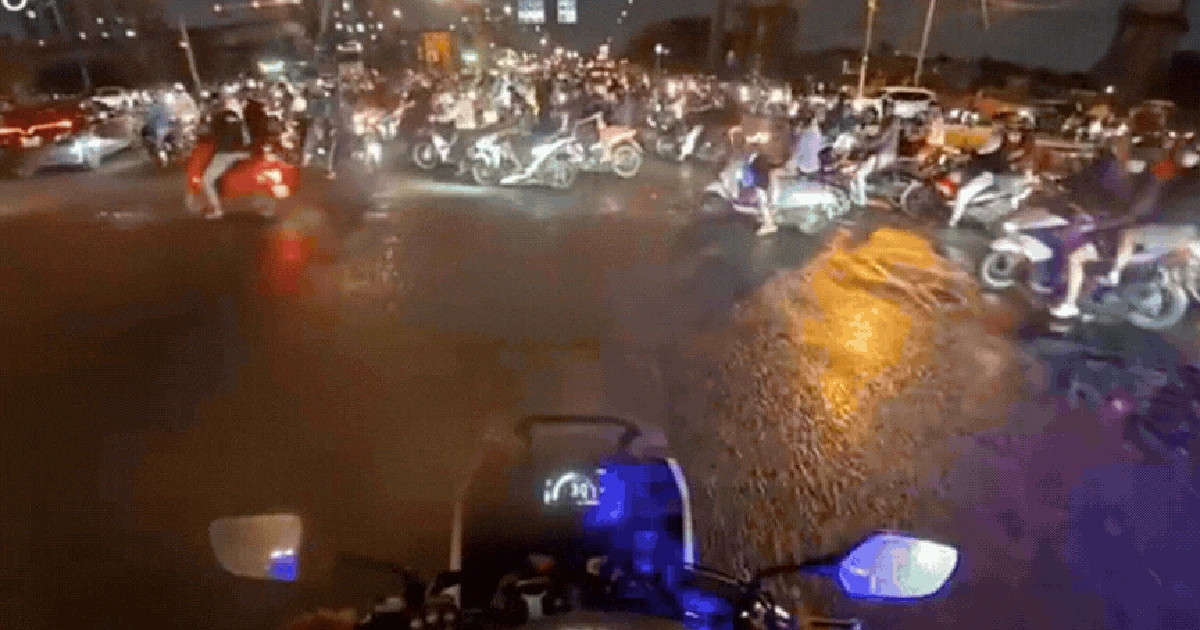 Người nhà nguy kịch giữa giờ cao điểm TP.HCM, tài xế cầu cứu CSGT mở đường