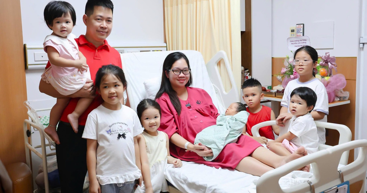 Bà mẹ 31 tuổi sinh 7 con trong 9 năm