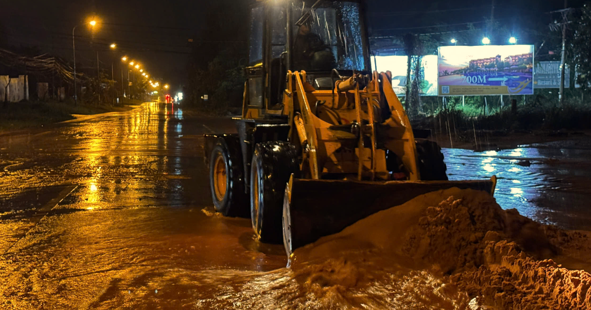 Cát đỏ lại tràn xuống cửa ngõ Mũi Né, cuốn trôi người đi xe máy