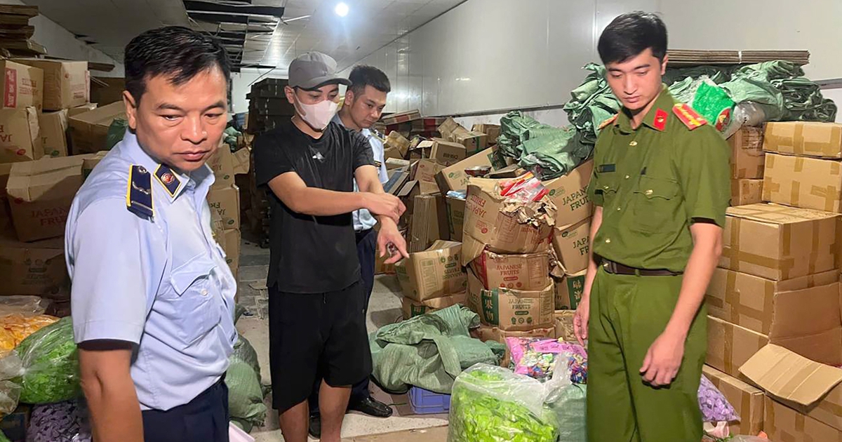 ‘Phù phép" gần 20 tấn bánh, kẹo trôi nổi thành hàng ngoại