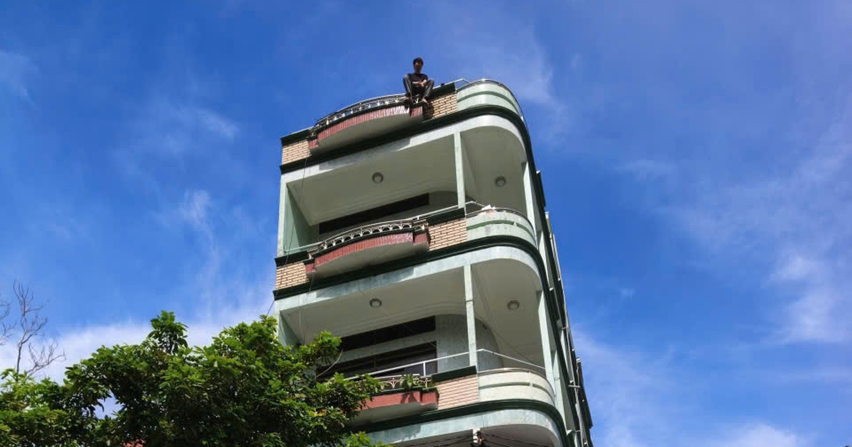 Giải cứu nam thanh niên có ý định nhảy lầu ở Quy Nhơn