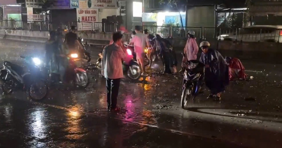 Đá tràn ra quốc lộ 1 sau cơn mưa lớn, nhiều xe máy té ngã
