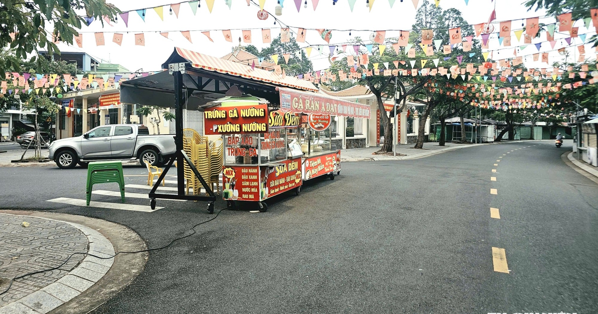 Khu phố đêm Bà Rịa nhếch nhác: Tiểu thương nói "không muốn bán dưới lòng đường"